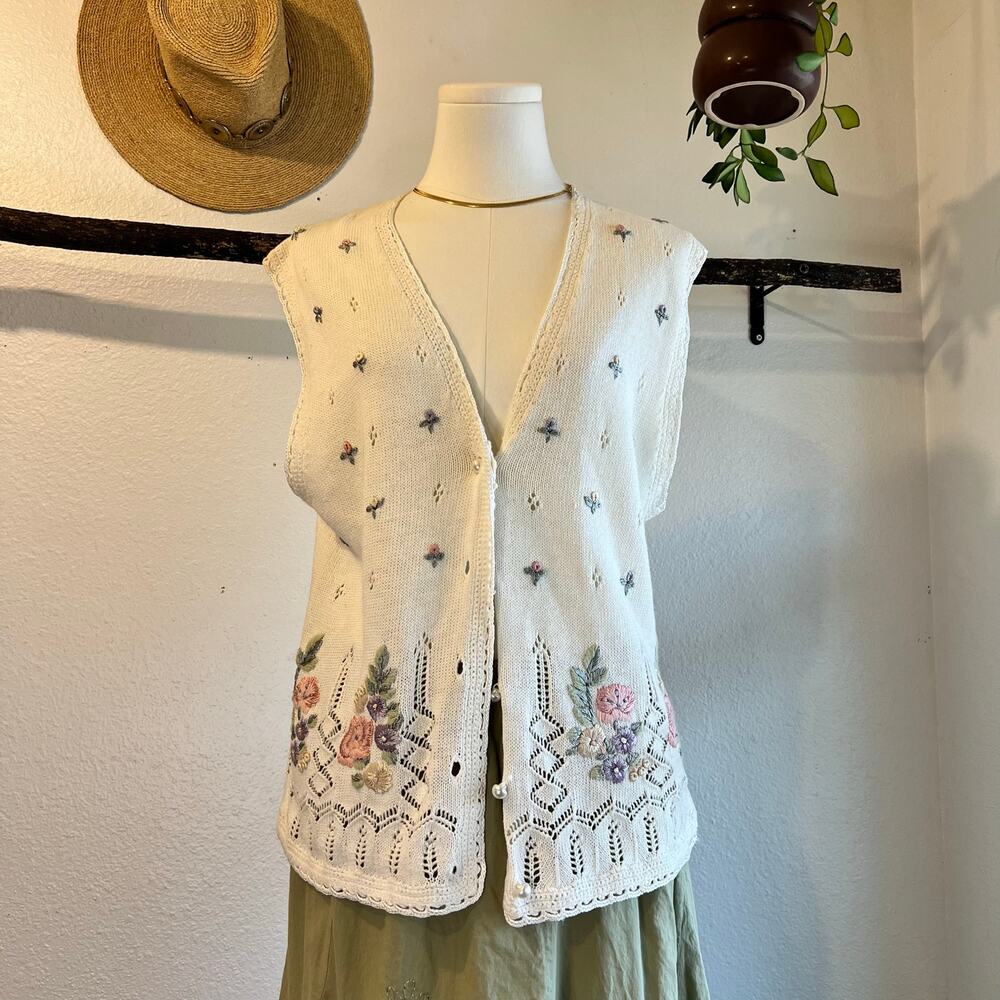 Vintage 90s Koret Cream Cotton Knit Embroidered Floral Sweater Vest Size Small
